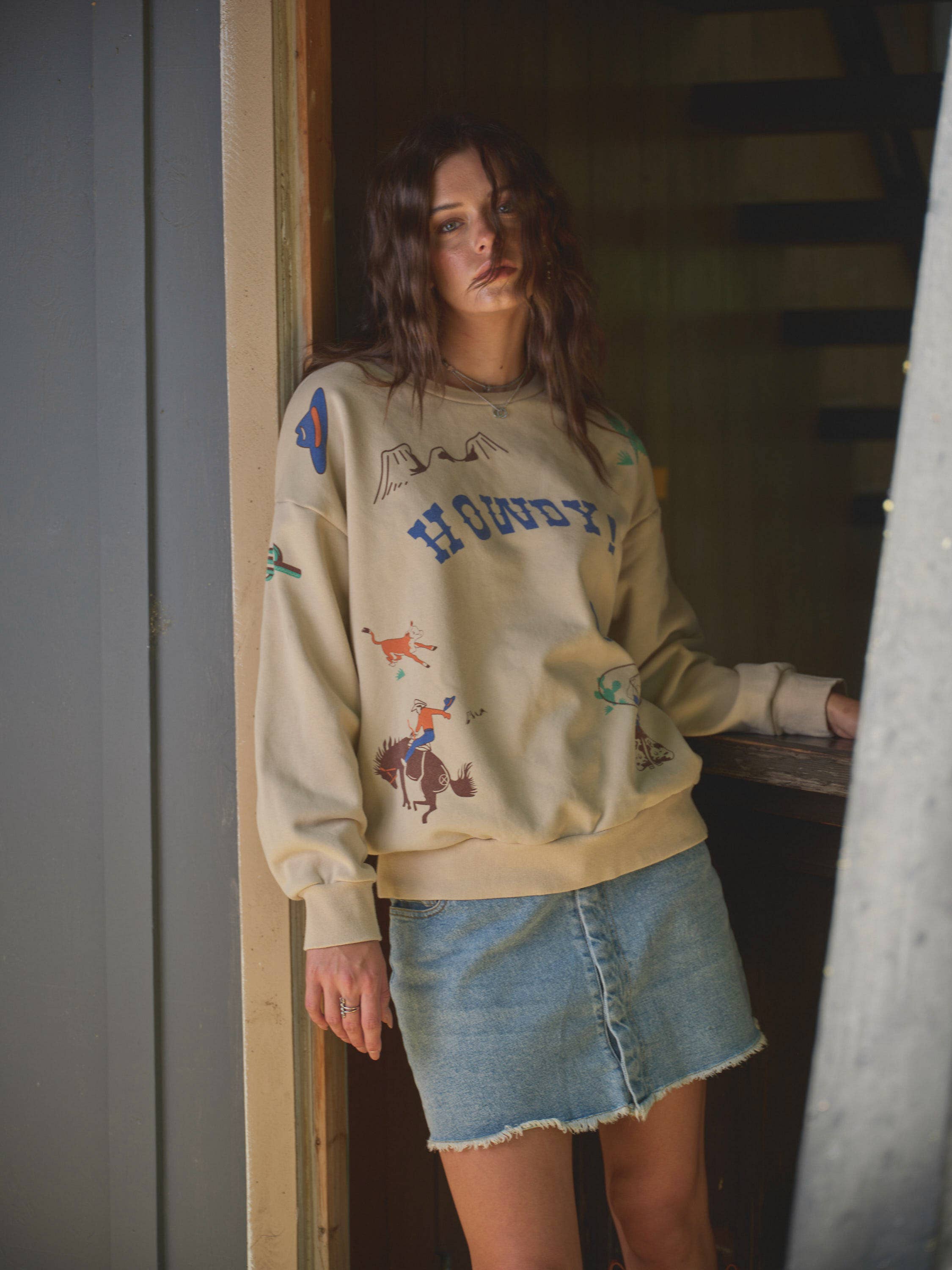 Western Graphic Howdy Sweatshirt: TAUPE - Forever Western Boutique