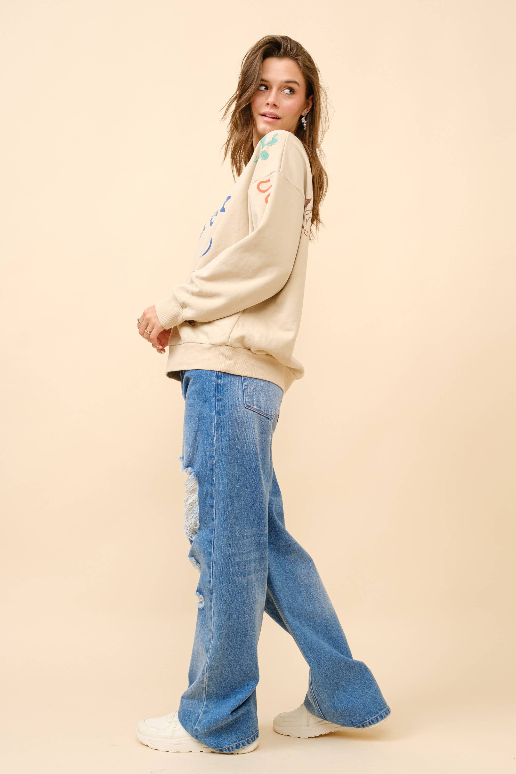 Western Graphic Howdy Sweatshirt: TAUPE