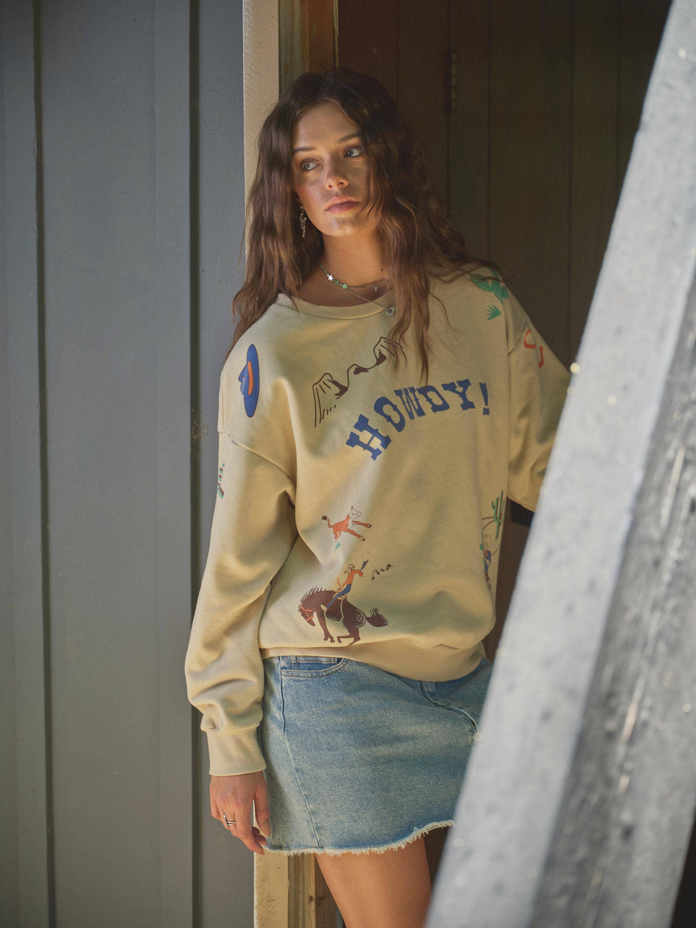 Western Graphic Howdy Sweatshirt: TAUPE - Forever Western Boutique